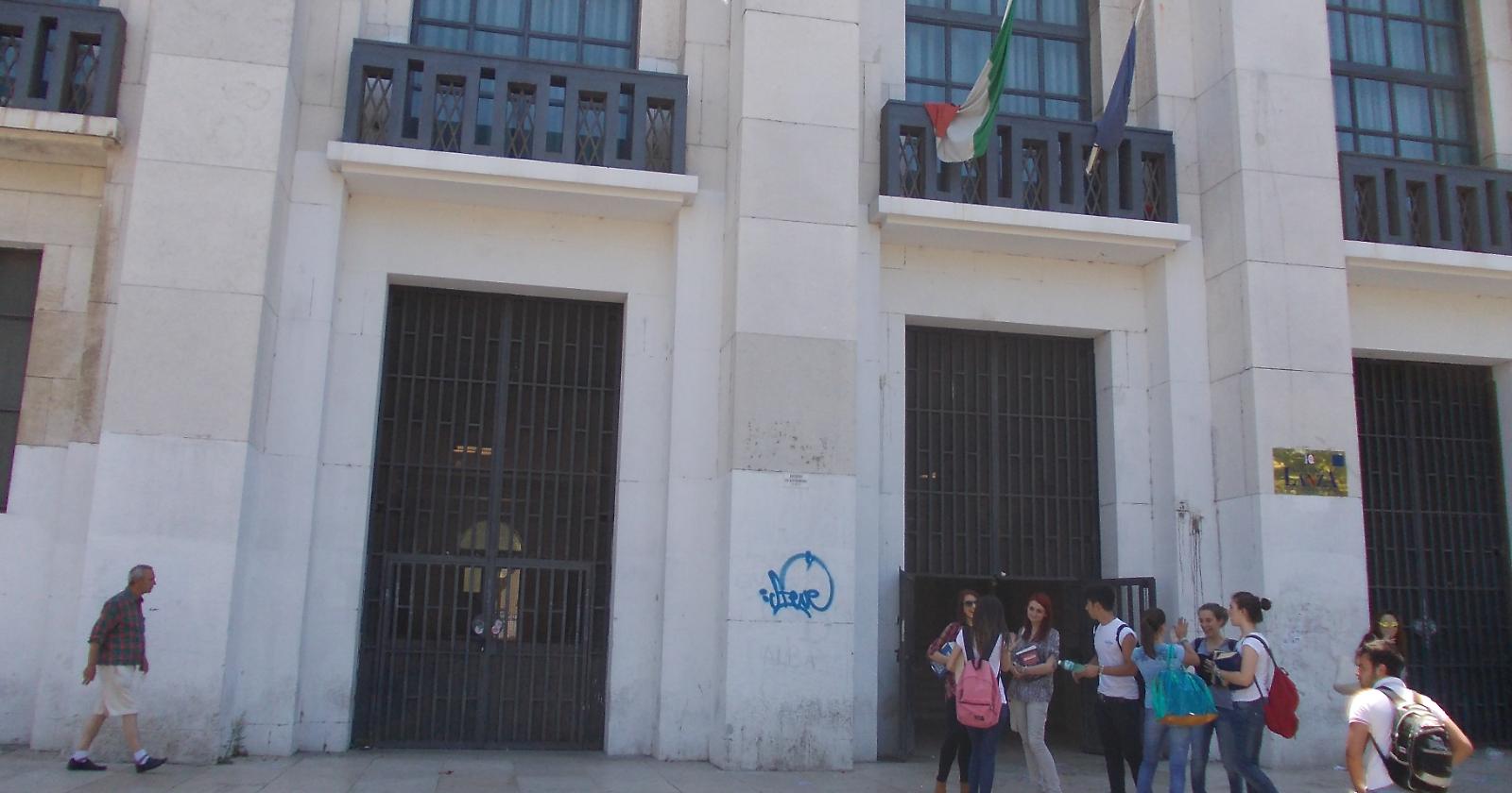 Alcuni studenti del liceo "Lanza" al termine della terza prova scritta.