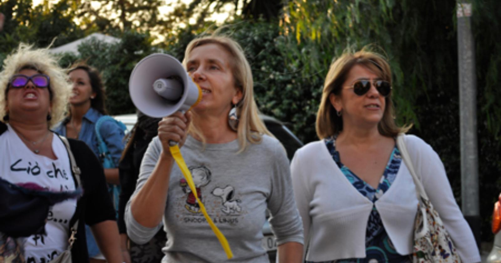 Strage dei gatti, oltre duecento persone in via Stame a gridare: «Assassino!»