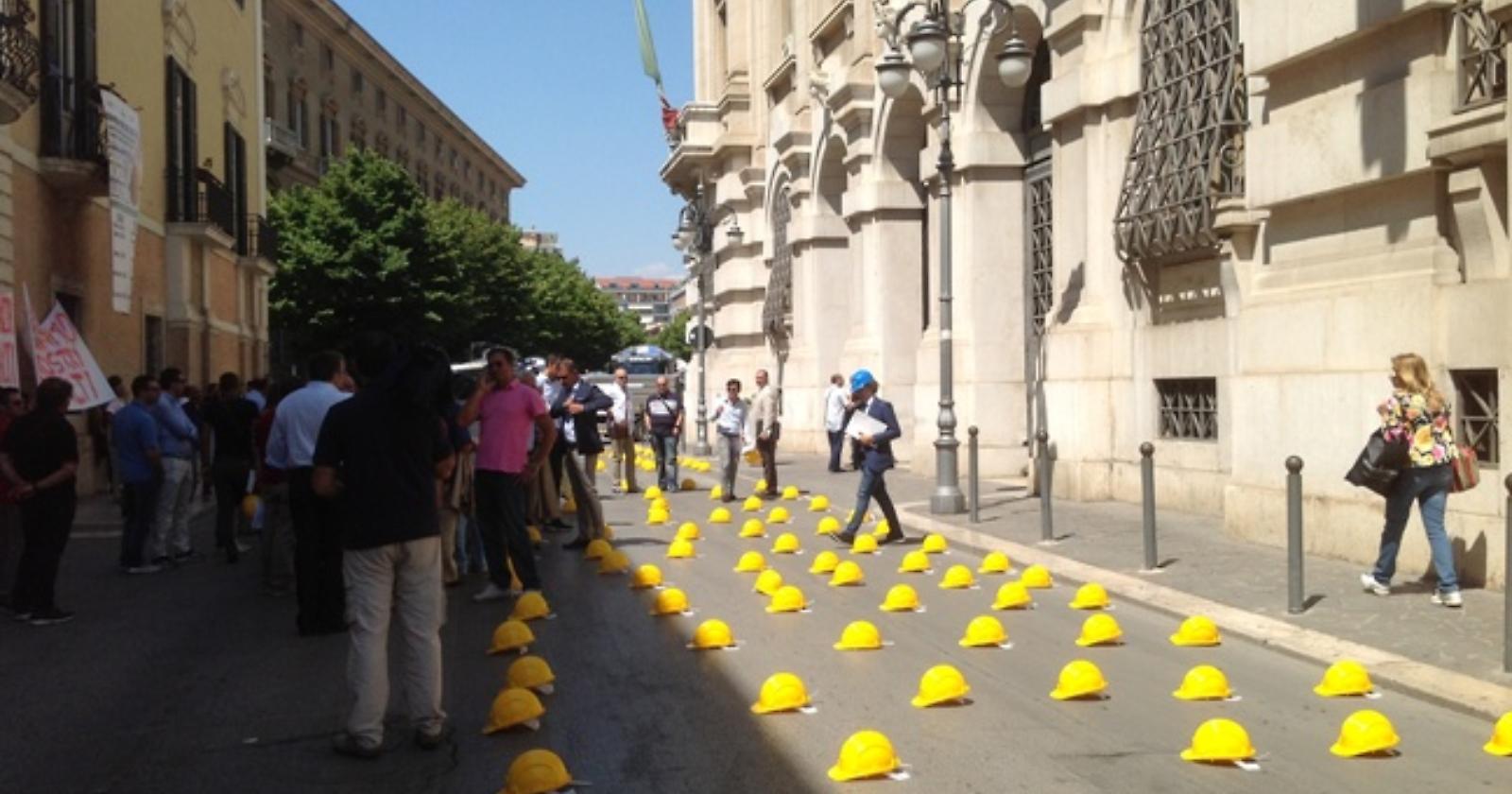 Edilizia, la parata dei caschetti gialli contro la crisi