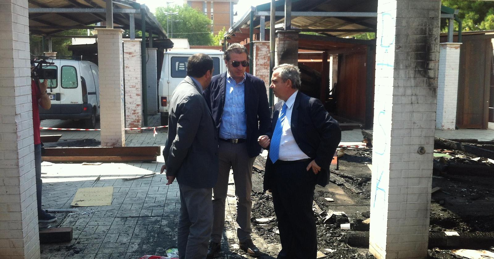 I sindaco Mongelli, il direttore di Coldiretti Donnini e il vicedirettore Palladino tra le macerie