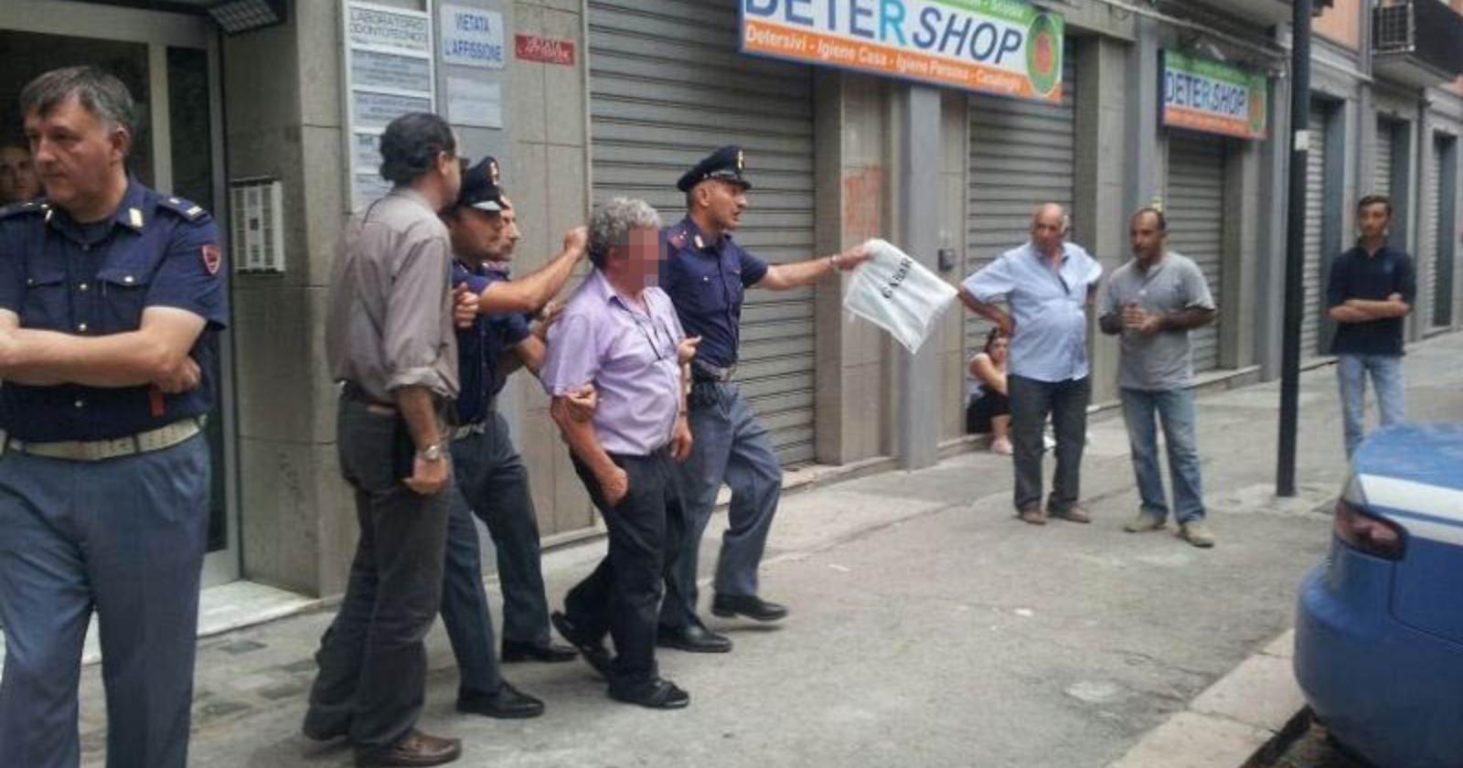 Luigi Stefanelli portato via dagli agenti