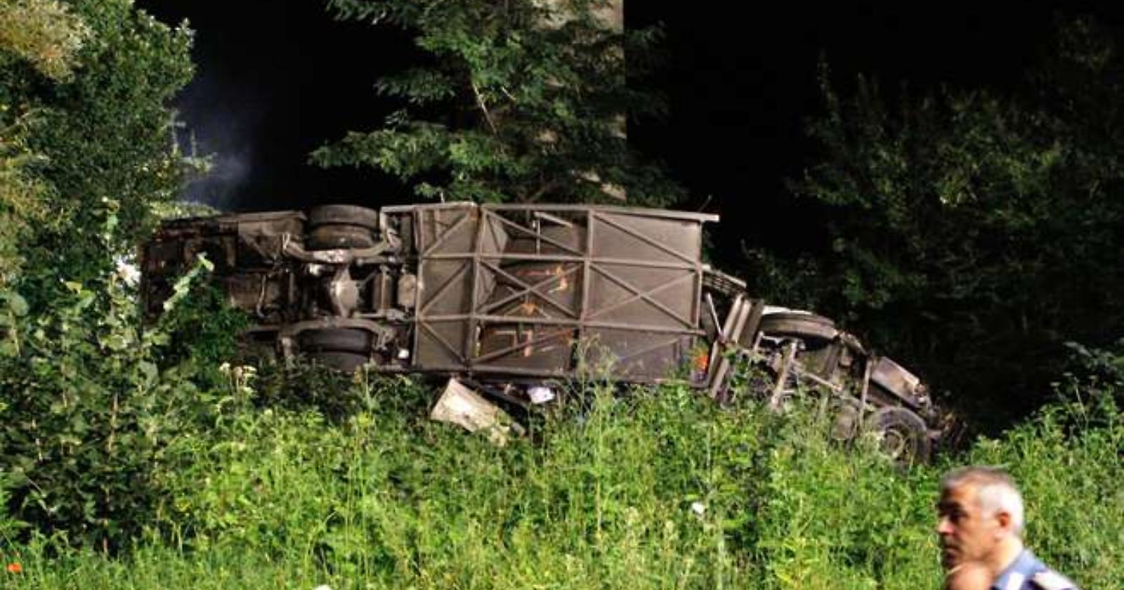 Pellegrini sull'autobus nel burrone: venivano da Pietrelcina, più di 30 i morti