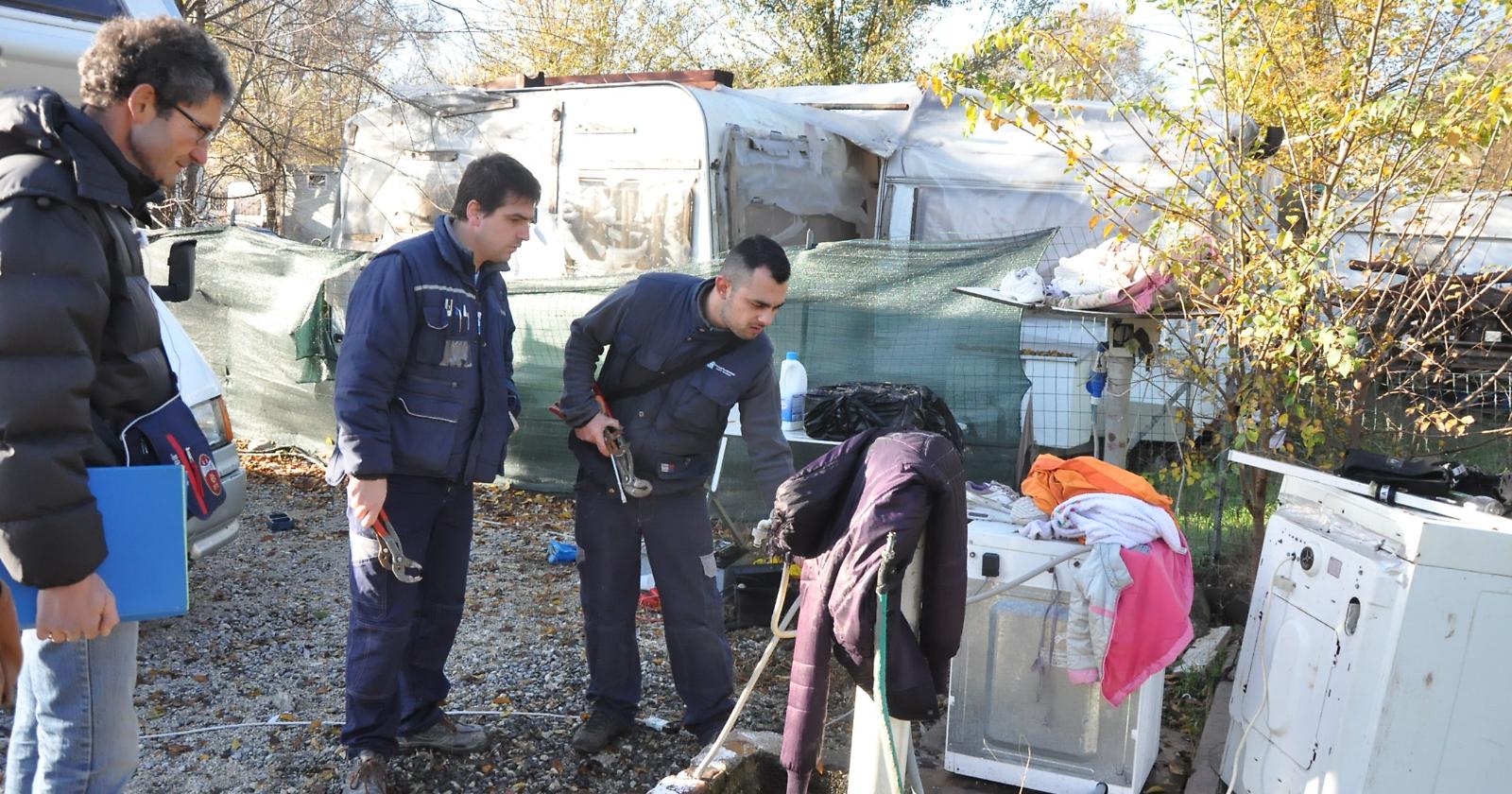 Occupano abusivamente edificio e rubano corrente elettrica: denunciati tre rumeni