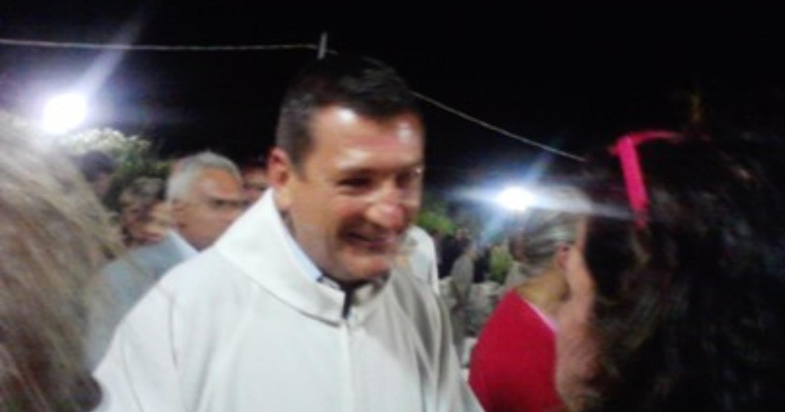 Fabrizio Gatta saluta i suoi compaesani dopo la messa