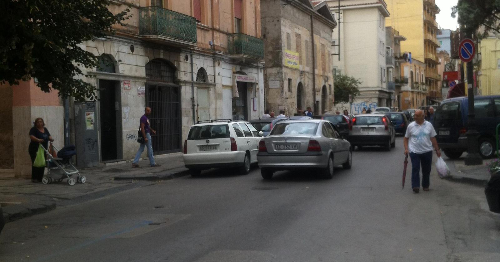 Far west in Via Manzoni: rapinato titolare tabaccheria, esplosi colpi di arma da fuoco