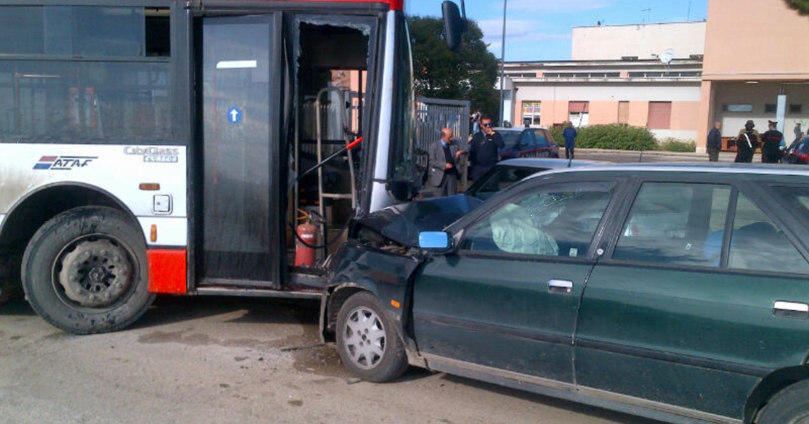 Autobus Ataf contro auto: panico per i tantissimi studenti diretti ad Arpinova