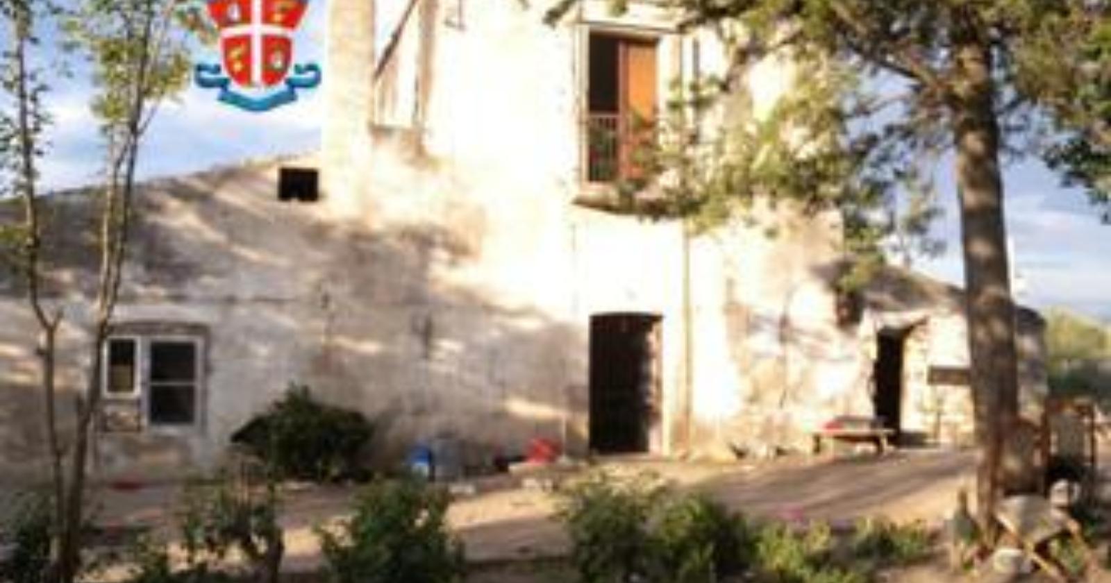 Occupano abusivamente una masseria e rubano energia elettrica: nove arresti