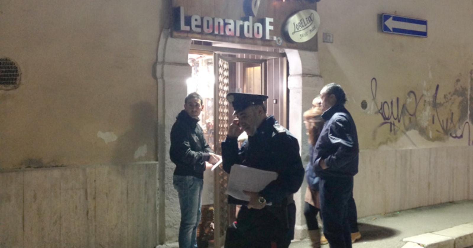 Le foto scattate sul luogo della rapina alla gioielleria di Foggia