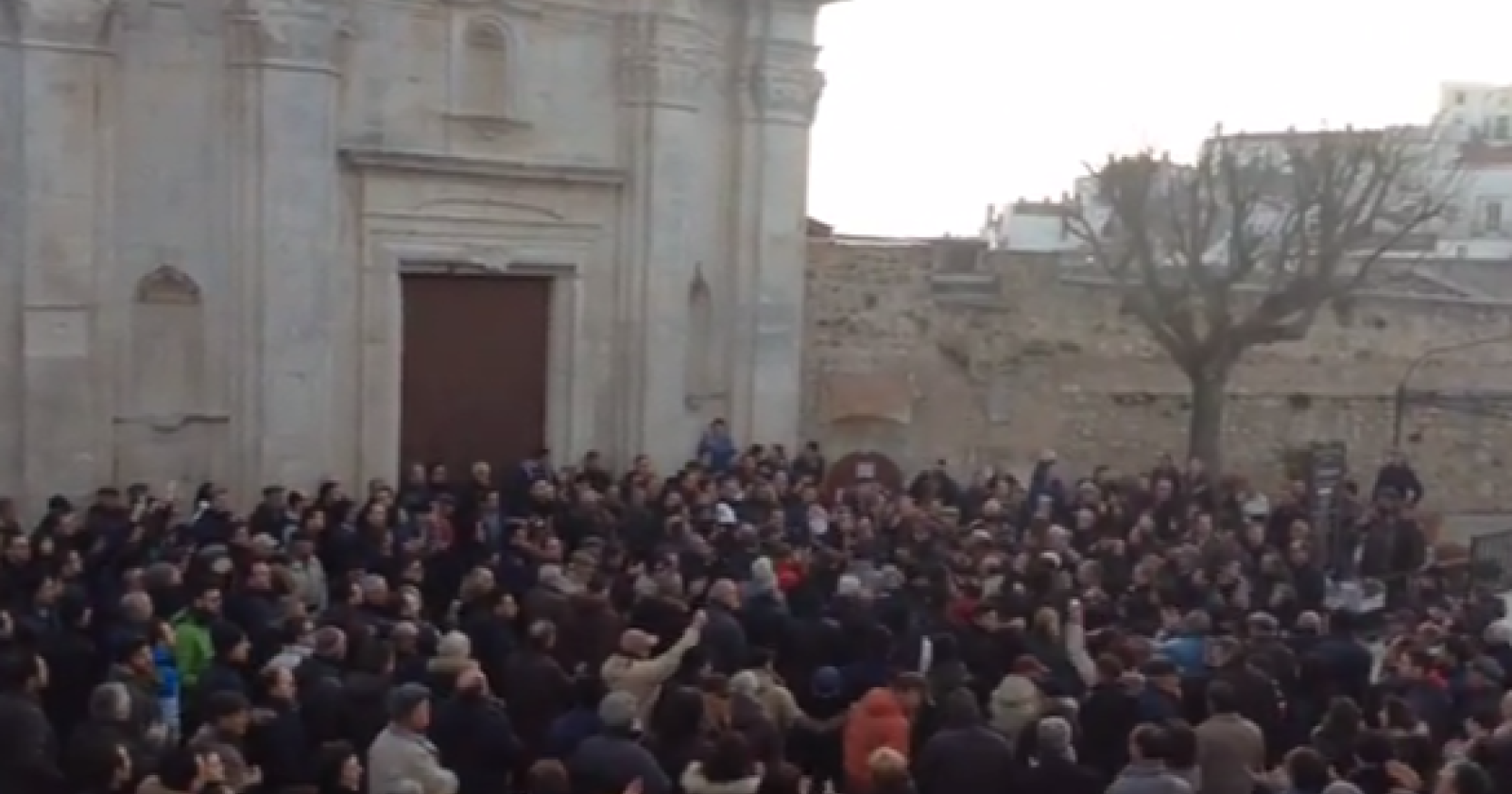 Contro la TARSU, la protesta di 2000 persone in piazza a Monte Sant'Angelo