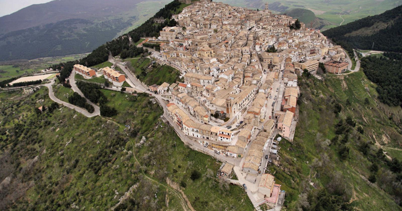 I nostri paesi? Portoni antichi spalancati su scialbi orizzonti