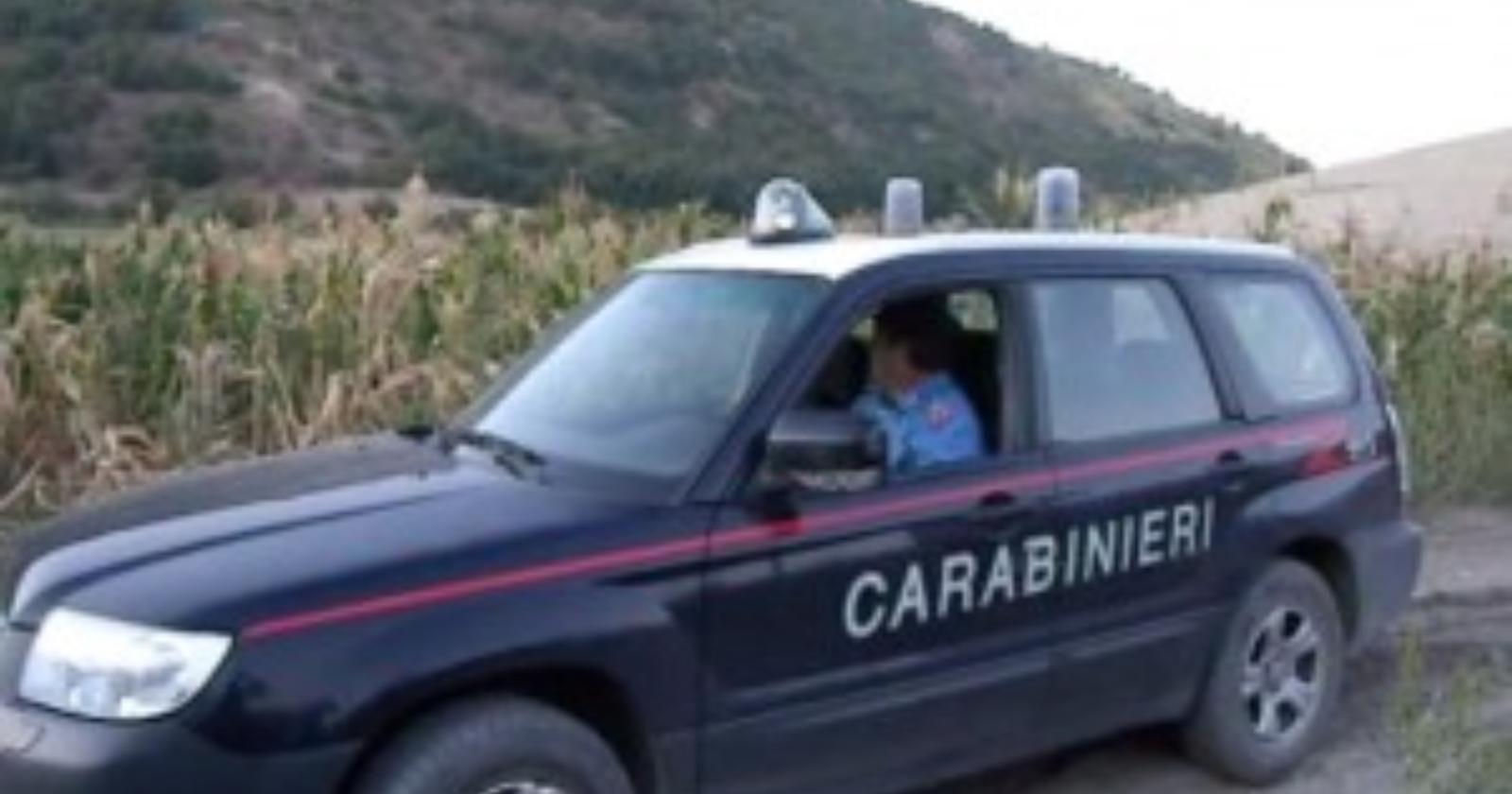 A bordo di due auto sparano contro la gioielleria e fuggono col malloppo