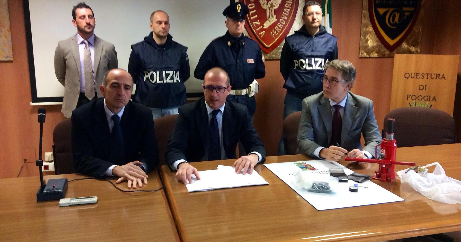 Al centro il dirigente della Mobile di Foggia, Annicchiarico; a destra il neo questore Piernicola Silvis 