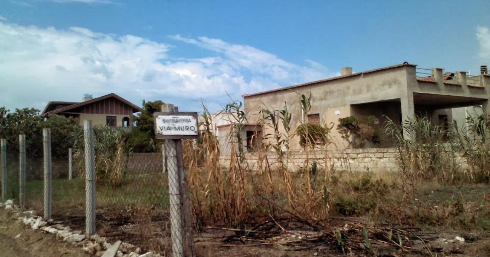 Oggi, 18 febbraio 2004, la prima ordinanza di sgombero del megavillaggio abusivo di Torre Mileto