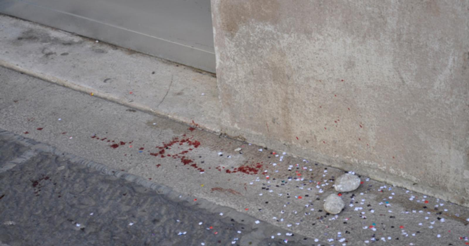 Le foto del sangue lasciato a terra dal vigile aggredito a Foggia