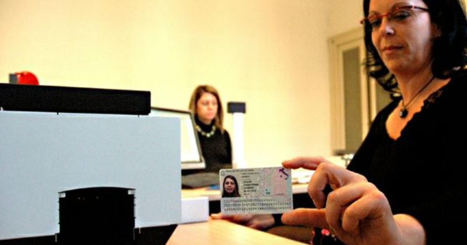 Foggia, torna il servizio delle carte d'identità elettroniche alla "Arpi-Croci"