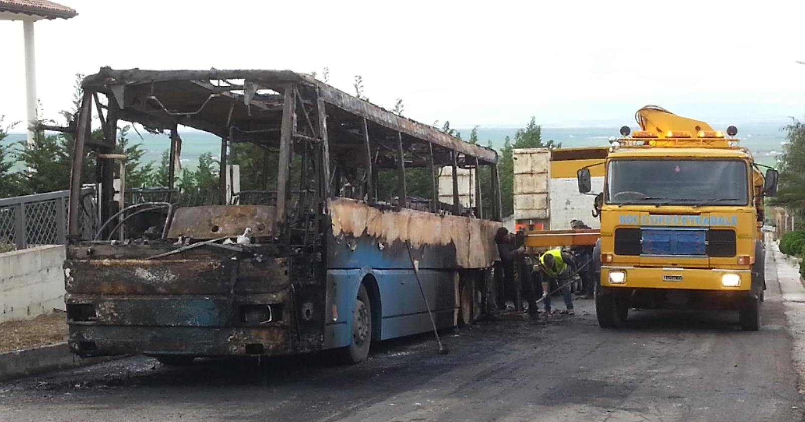 Il mezzo delle Ferrovie del Gargano avvolto dalle fiamme