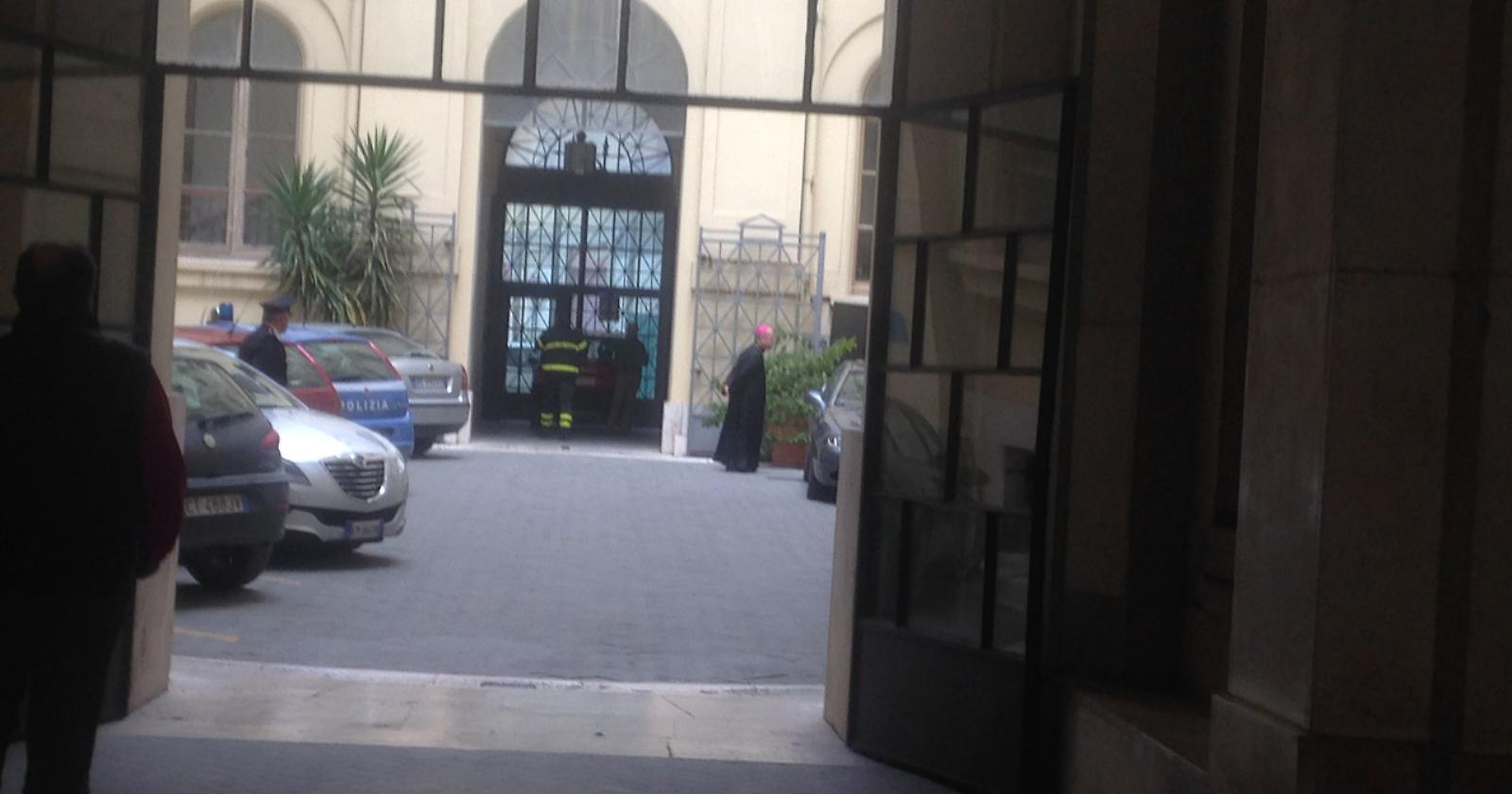 Dopo le estorsioni subite, Zito incontra Landella e Latella che gli chiedono di non andare via da Foggia