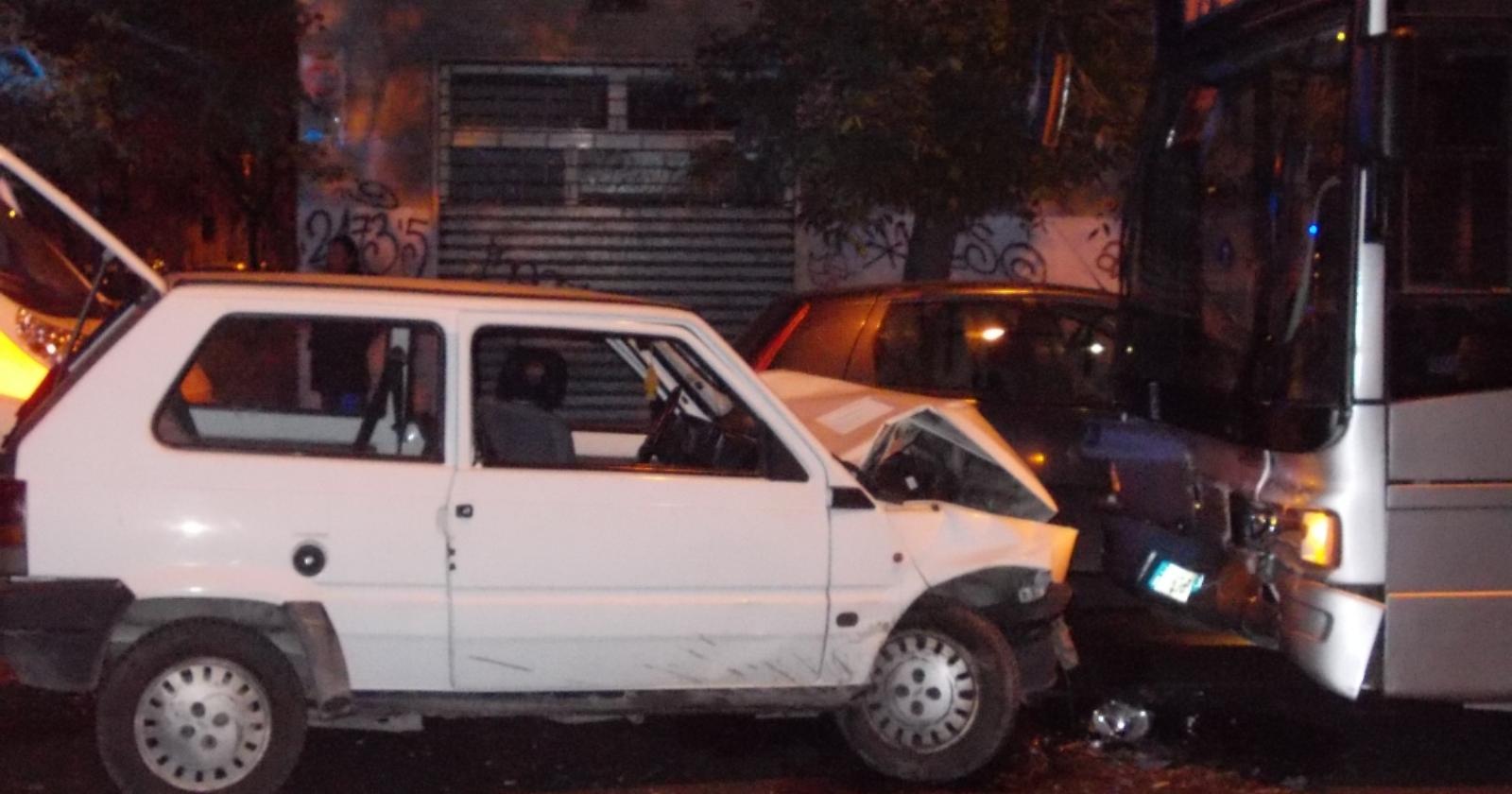 Incidente frontale fra una Fiat Panda e un mezzo dell'ATAF all'incrocio fra viale Colombo e via Guerrieri