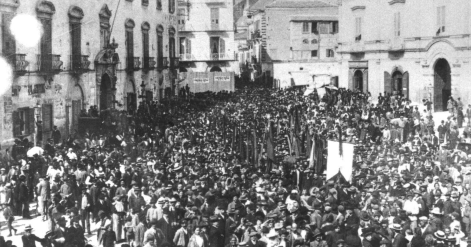 Oggi, 18 aprile 1905, 5 morti a Foggia per lo sciopero dei ferrovieri. Sempre oggi, nel 1948, alle prime elezioni parlamentari vincono i democristiani