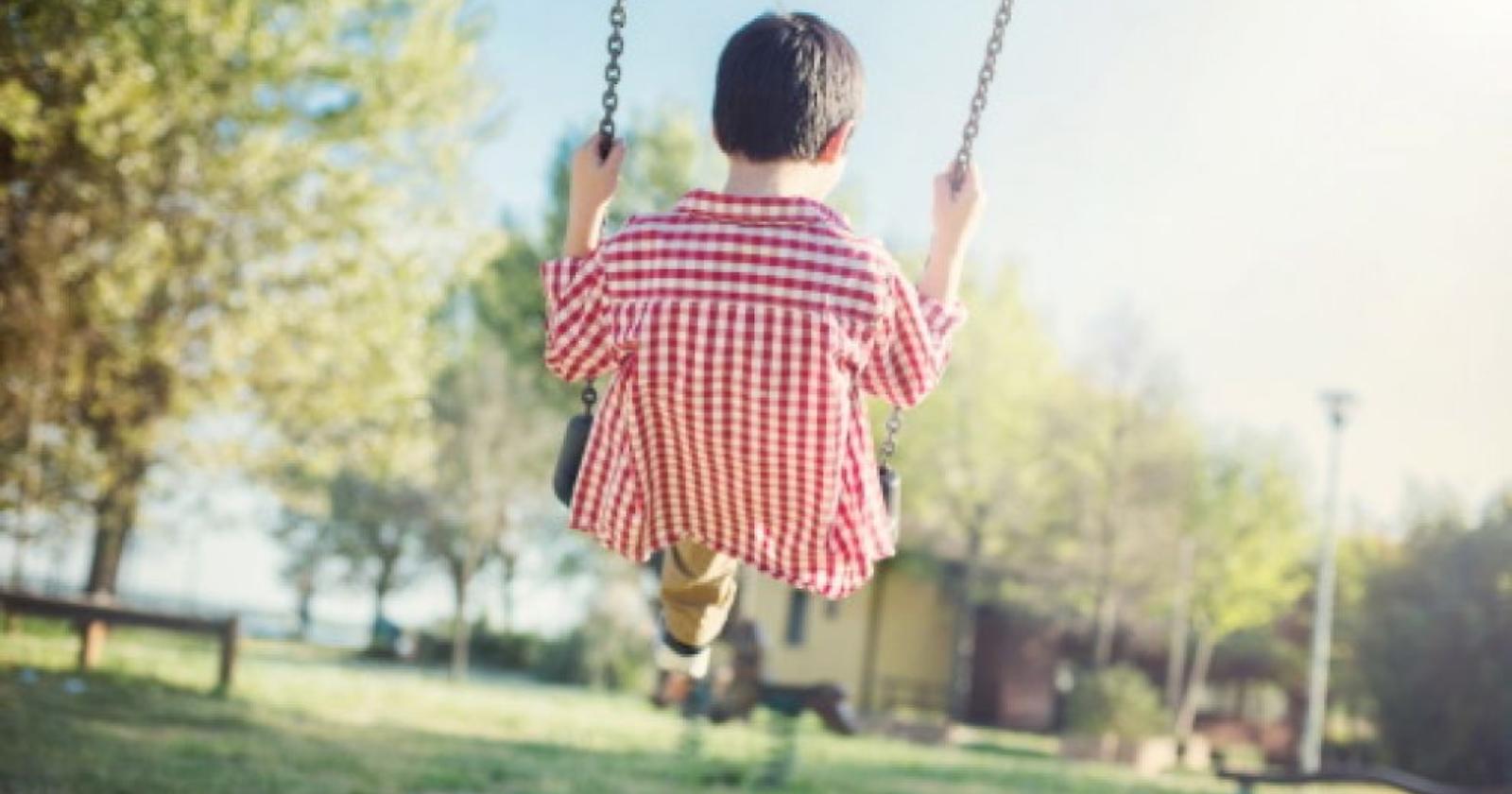 "Stavo solo facendo pipì“, in realtà si masturbava  davanti ai bimbi al parco giochi