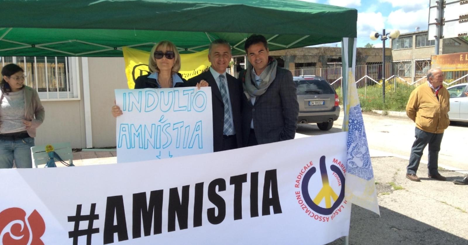 Il sit-in di protesta dell'associazione radicale Mariateresa di Lascia 