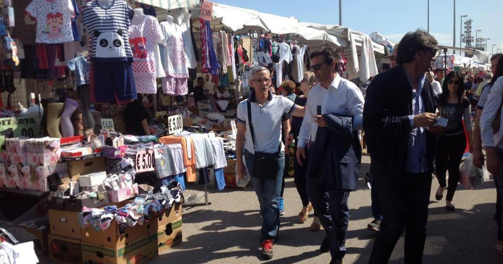 Franco Landella fa tappa al mercato settimanale del venerdì
