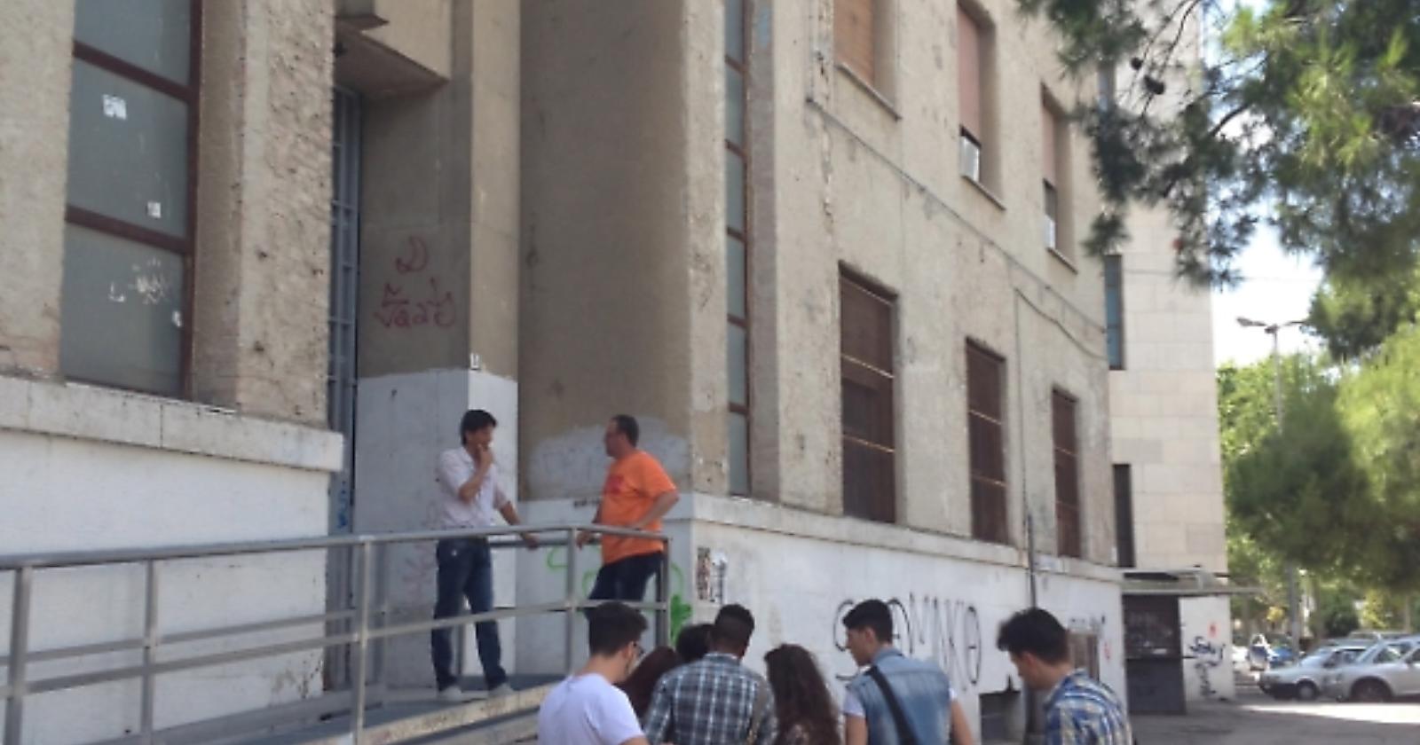 Studenti dell'istituto "Einaudi" dopo la terza prova
