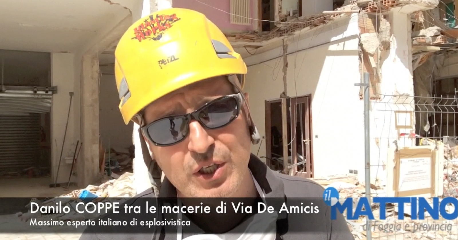 Danilo Coppe tra le macerie del crollo 