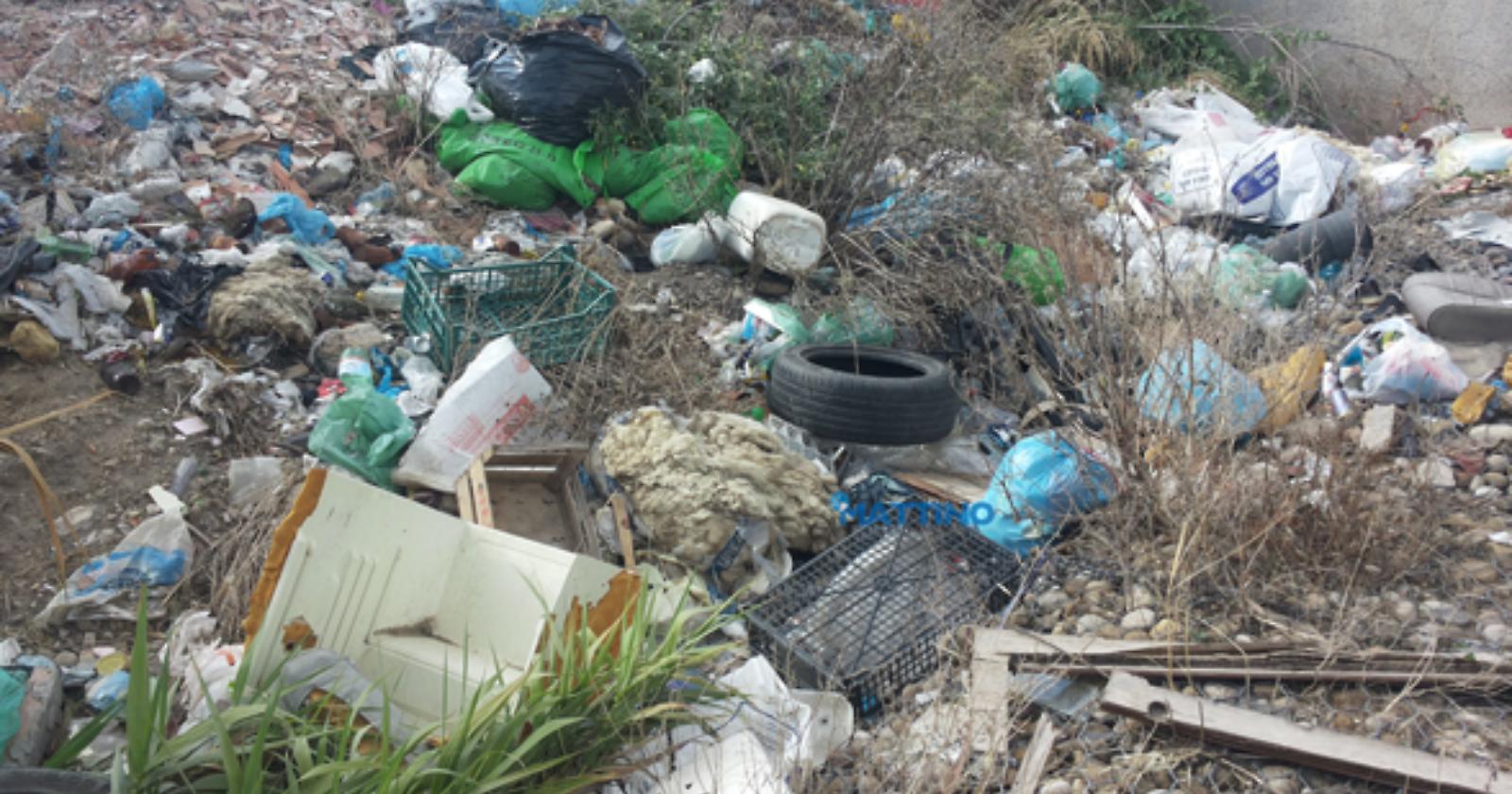 Non solo malavita, ma anche cittadini sporcaccioni a inquinare Ordona lungo il torrente Carapelle 