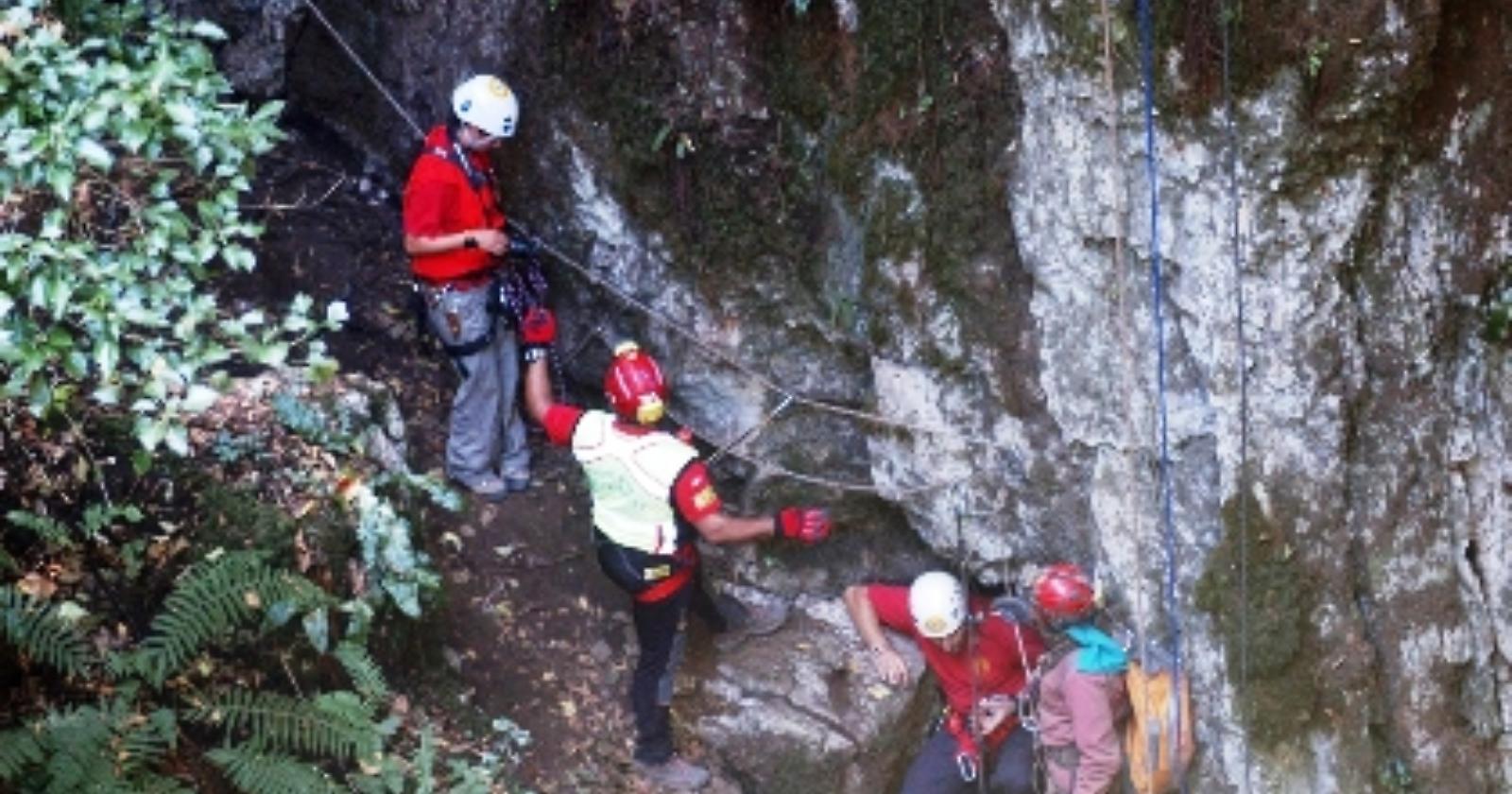 Oggi, 4 Agosto 2009, la scoperta a S. Marco in Lamis del cimitero della mafia garganica nella grotta Zazzano
