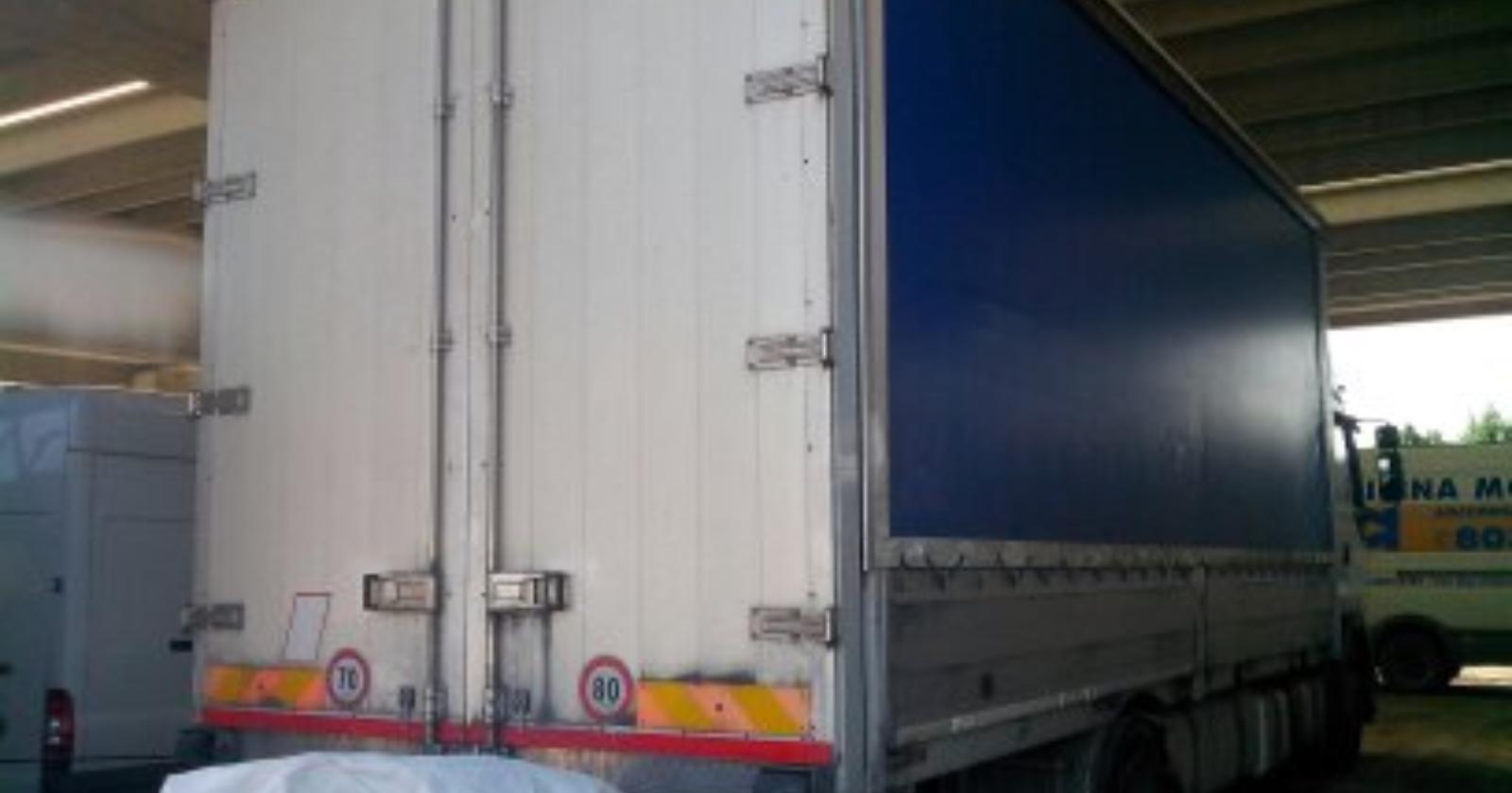 Armati di fucile, nella notte assaltano un tir di generi alimentari sulla Statale 16 vicino Cerignola