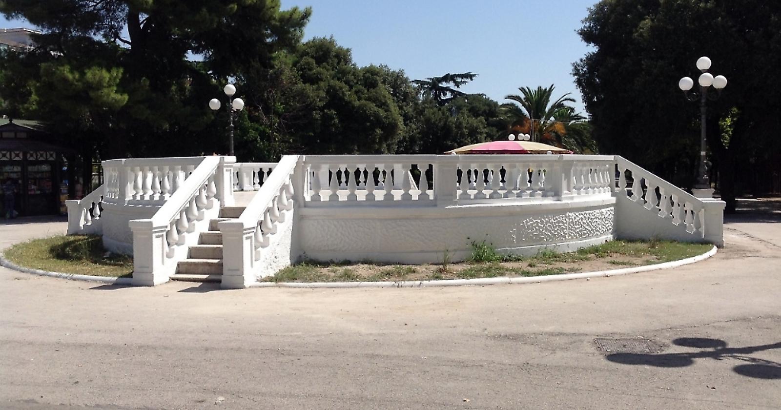 Ciccio D'Emilio raccoglie il monito di Salvatore Valerio e rimette a nuovo il palco della Villa