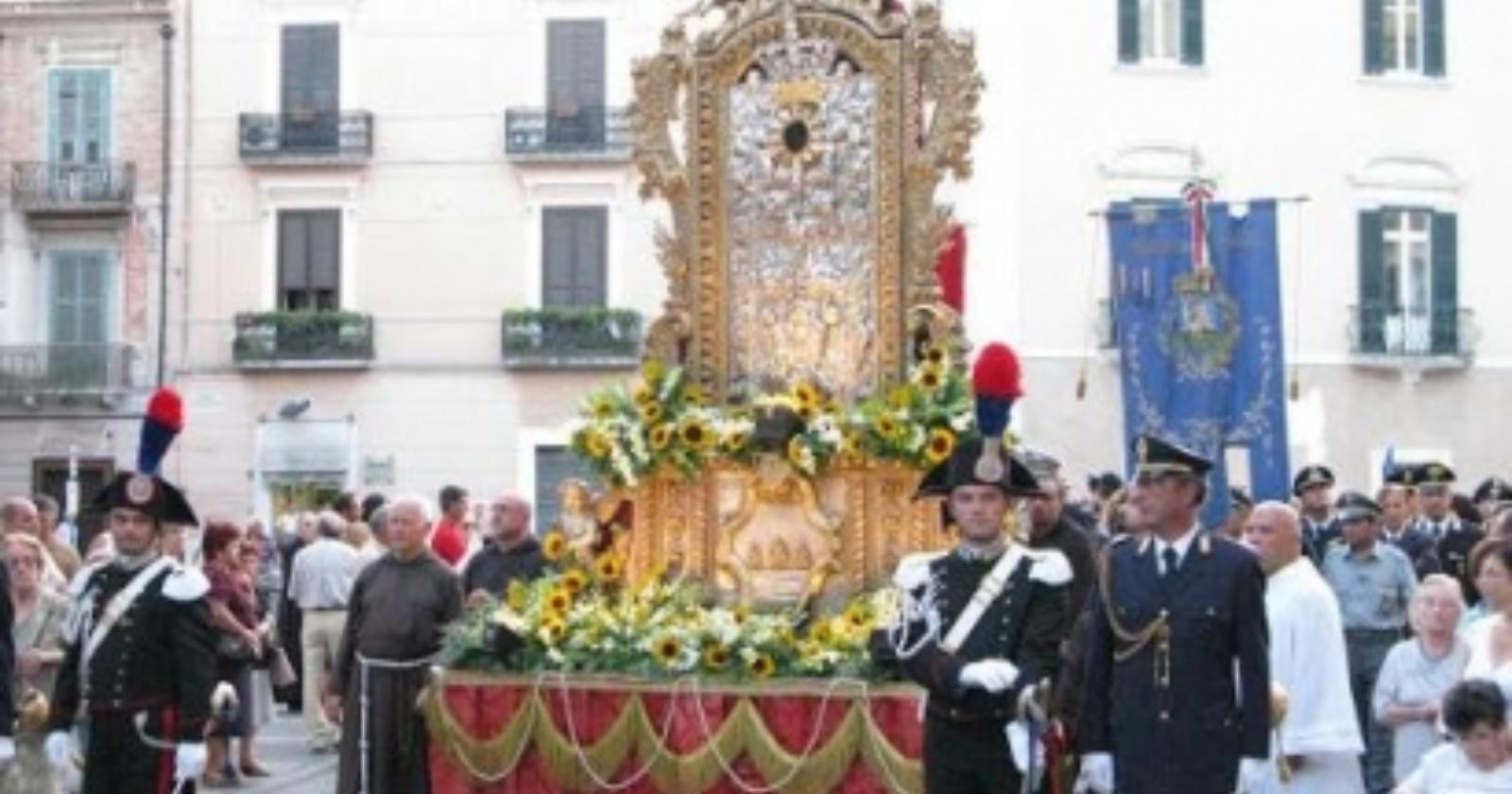 Oggi, 13 Agosto 1062, in un pantano a Foggia il ritrovamento di una tavola in legno raffigurante una Madonna: &egrave; la Madonna dei Sette Veli