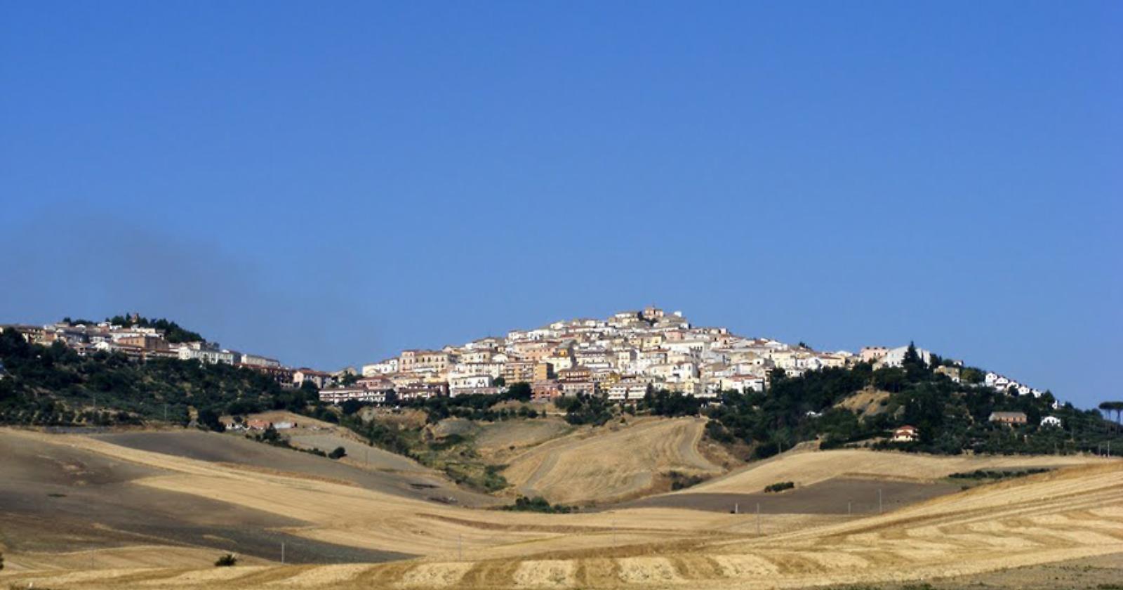 Candela, questa sera, la si scopre mangiando. Domani, invece, ci si diverte con Uccio. E lunedì c'è Raf