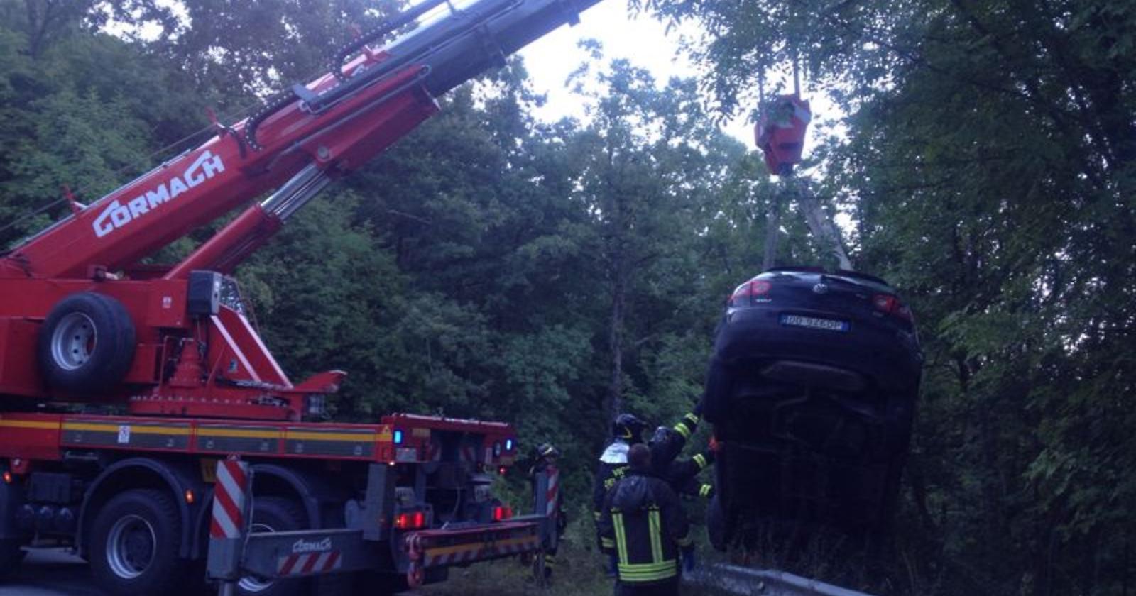 Sessano del Molise, precipita con l'auto in un burrone: salvo per miracolo
