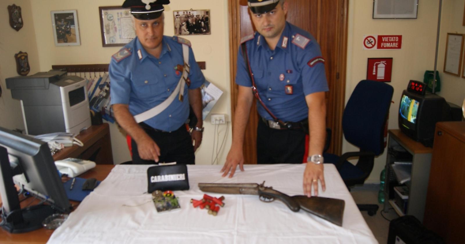 A 20 anni con fucile a canne mozze in casa: arrestato