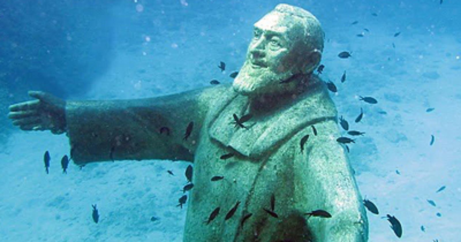 Oggi, 3 ottobre 1998, la discesa negli abissi delle Tremiti di Padre Pio: la statua marina più grande del mondo