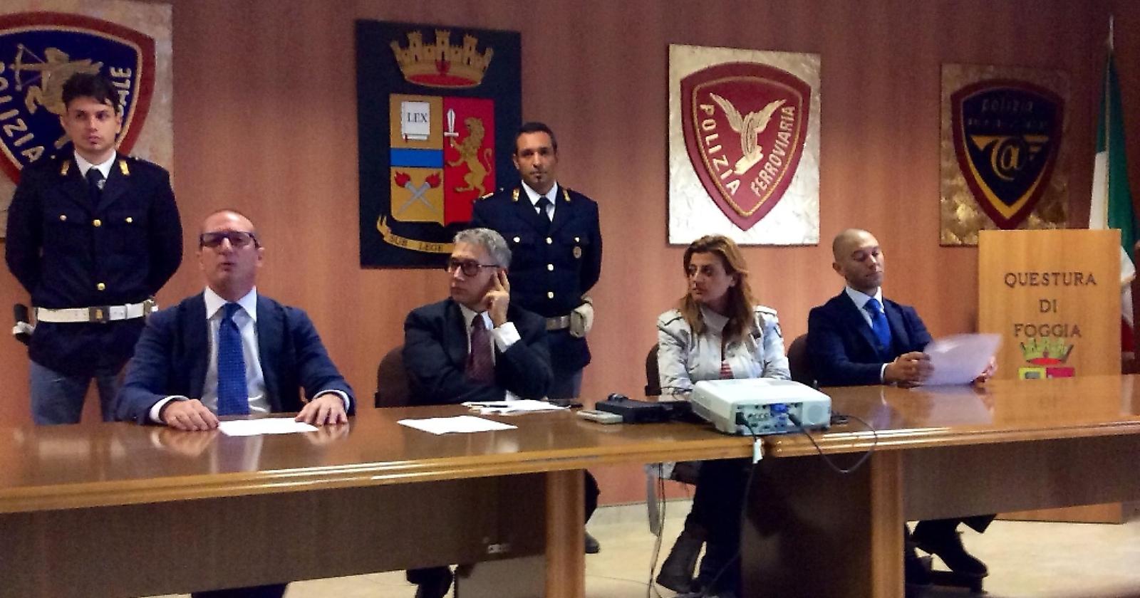 Al centro il Questore di Foggia Piernicola Silvis; a sinistra il dirigente della Mobile Giuseppe Annicchiarico; a destra il dirigente del commissariato di San Severo Finizio 