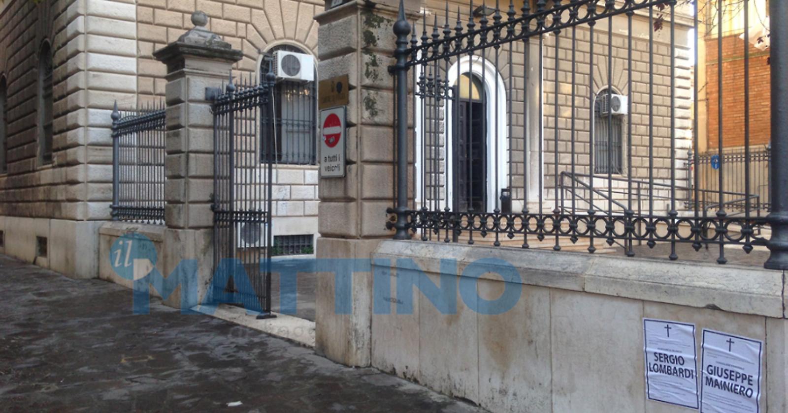 L'ingresso alle commissioni consiliari dove sono stati affissi i manifesti