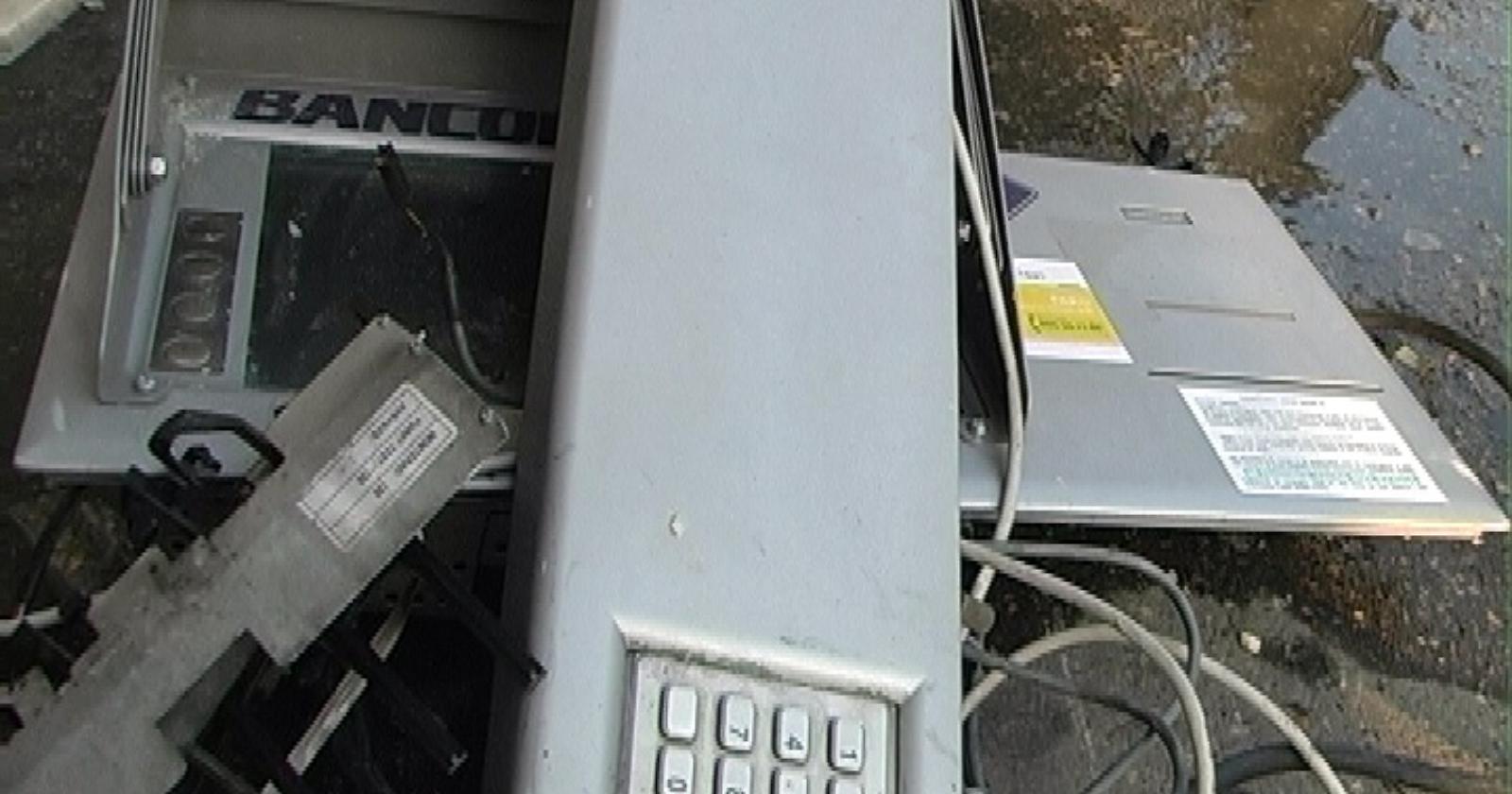 Ascoli, bomba al bancomat della Popolare di Milano: distrutto anche l'ingresso della banca