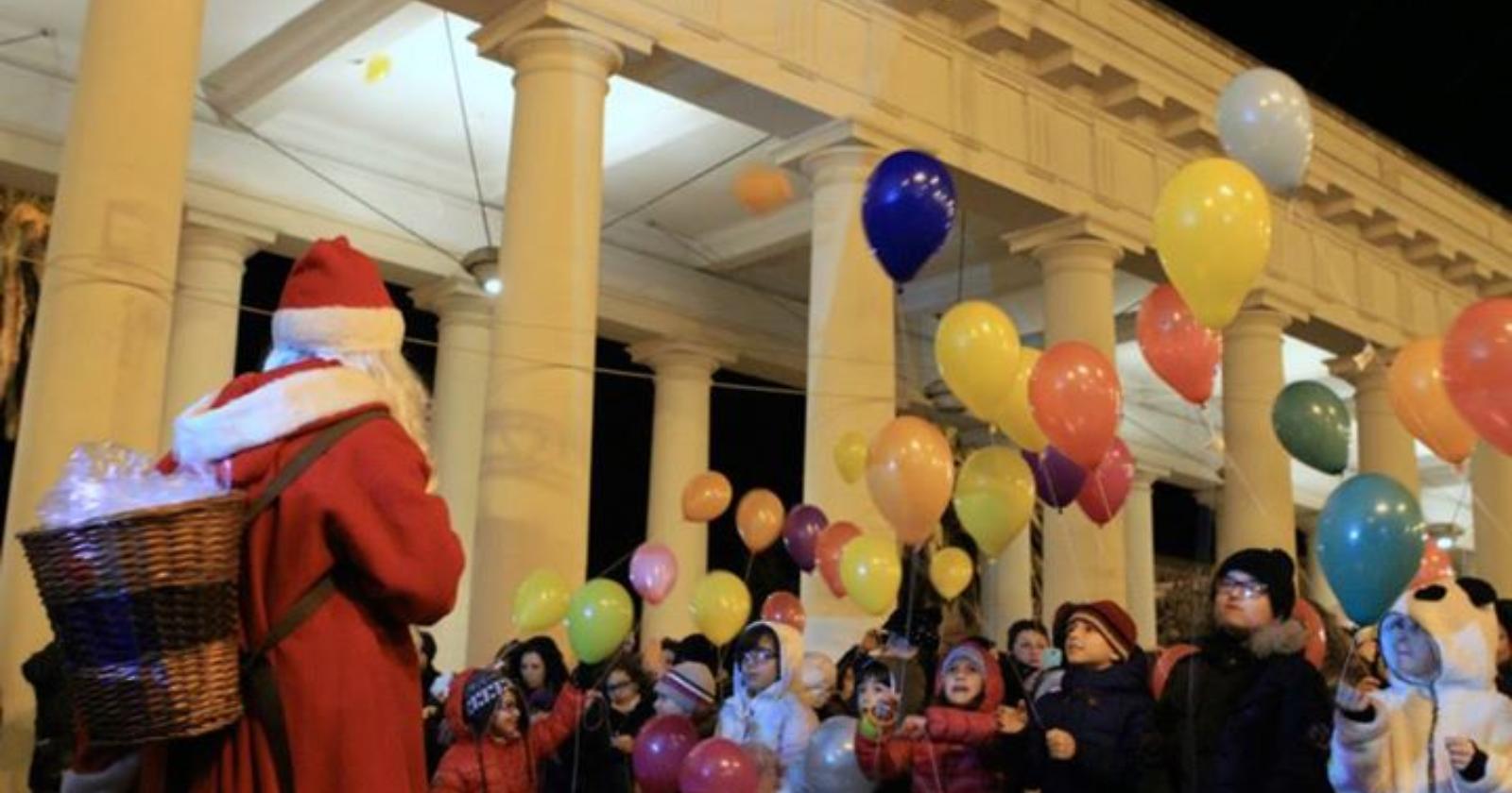 I desideri dei bambini accendono l'albero di Natale di Foggia