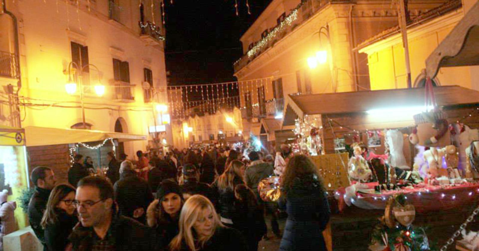 Candela accende il Natale: in 10mila alle prime serate della festa d'inverno
