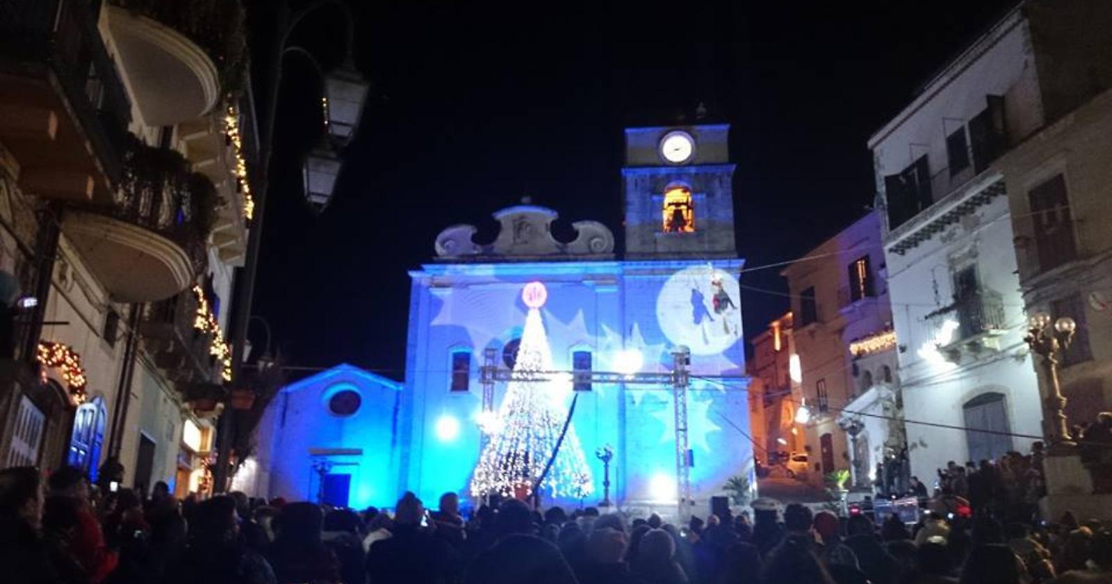 E vola, vola, vola, vola la Befana... Così Candela riesce a far tesoro delle feste di Natale
