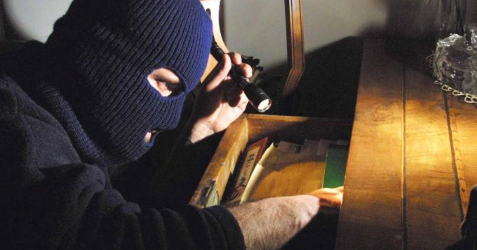 Furto in un appartamento in Via Salvato:  malviventi via con  300 euro ed una pistola