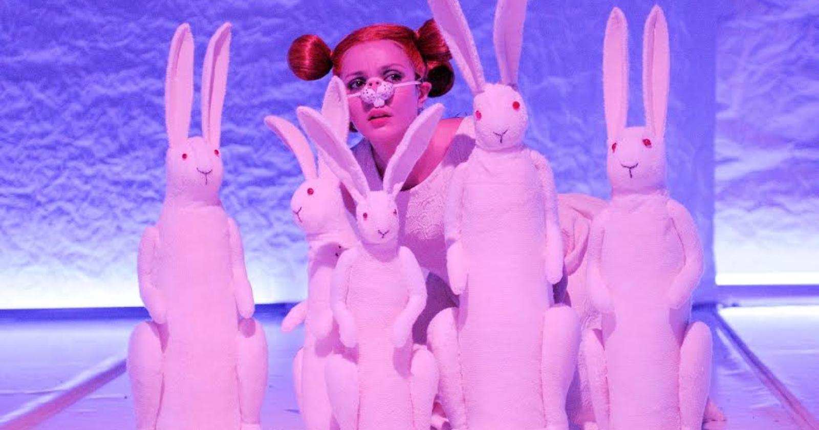 Ambra Angiolini risolve “La misteriosa scomparsa di W” sul palco del "Dalla"
