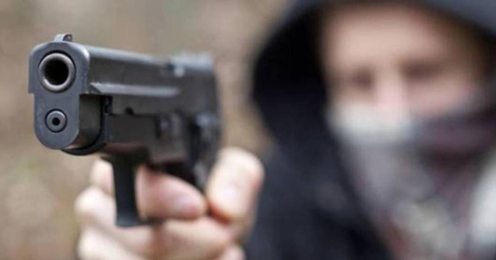 Statale 16, pioggia di proiettili su un'Audi A3: miracolosamente illeso l'automobilista