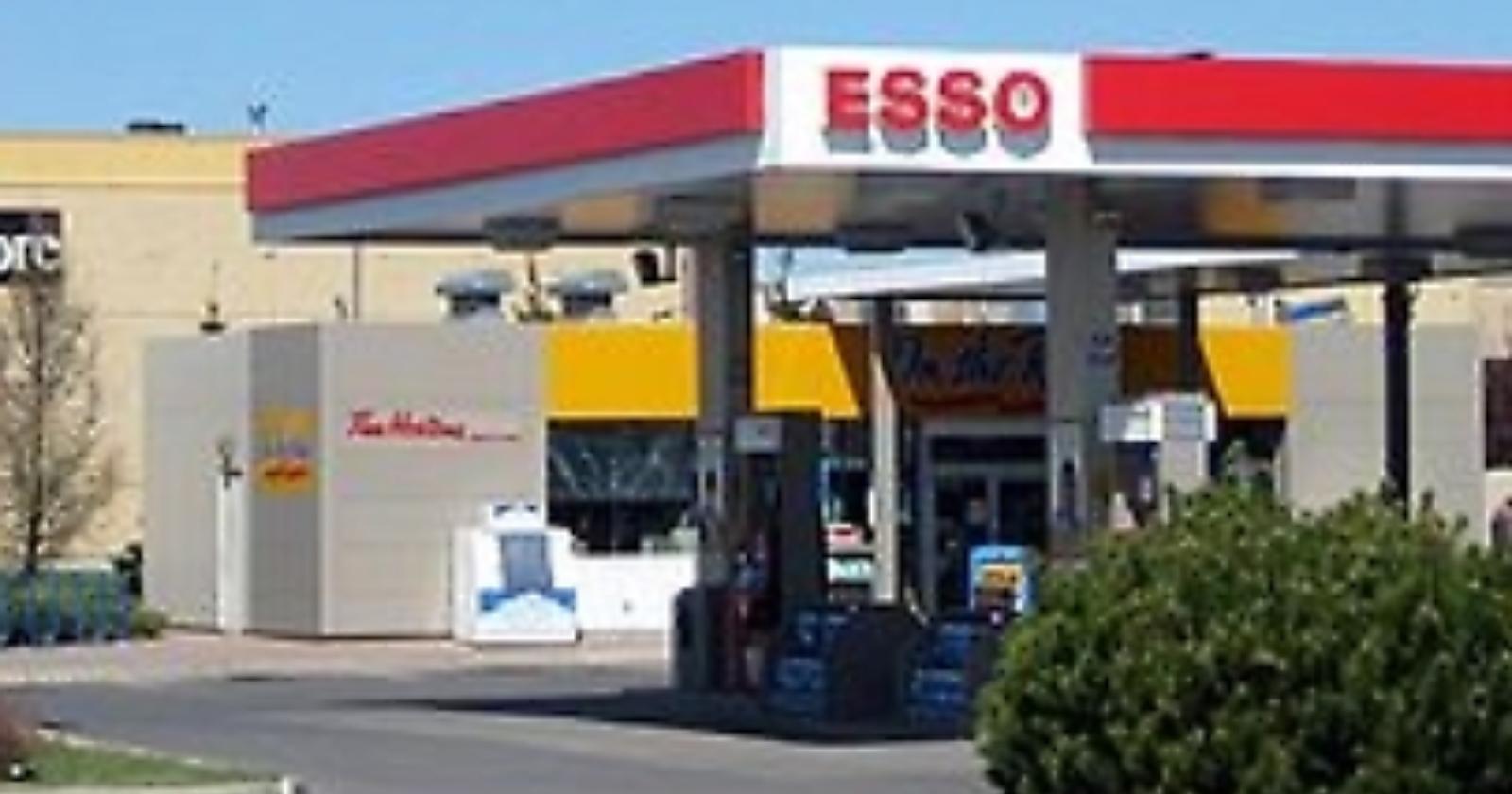 Statale 16, sradicata la cassa continua del distributore di benzina "Esso"