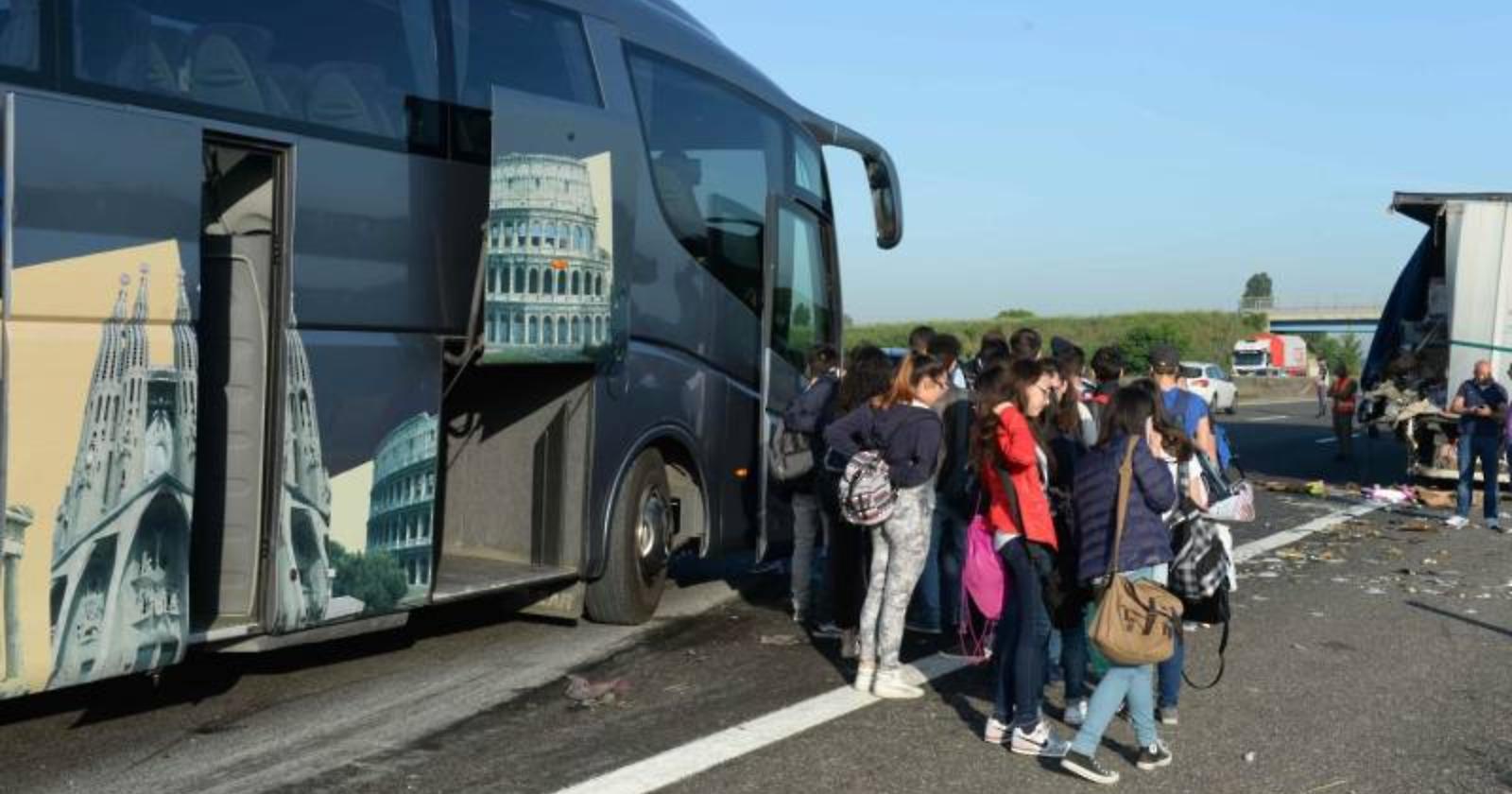 Incidente all'alba per un pulman di studenti di Manfredonia che andavano all'Expo