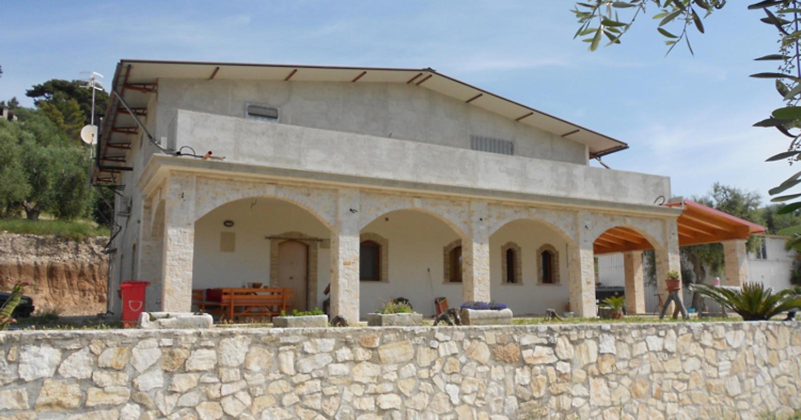 Il Corpo Forestale sequestra una villa e una stalla abusive a Vieste e Mattinata