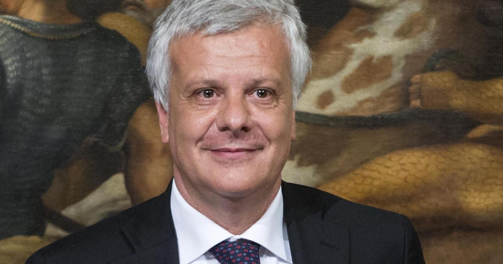 Aeroporto Gino Lisa, il ministro  Galletti firma il decreto per l'allungamento della pista